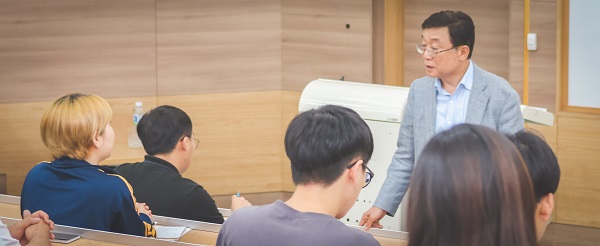 20170907-총장과 국장님.jpg